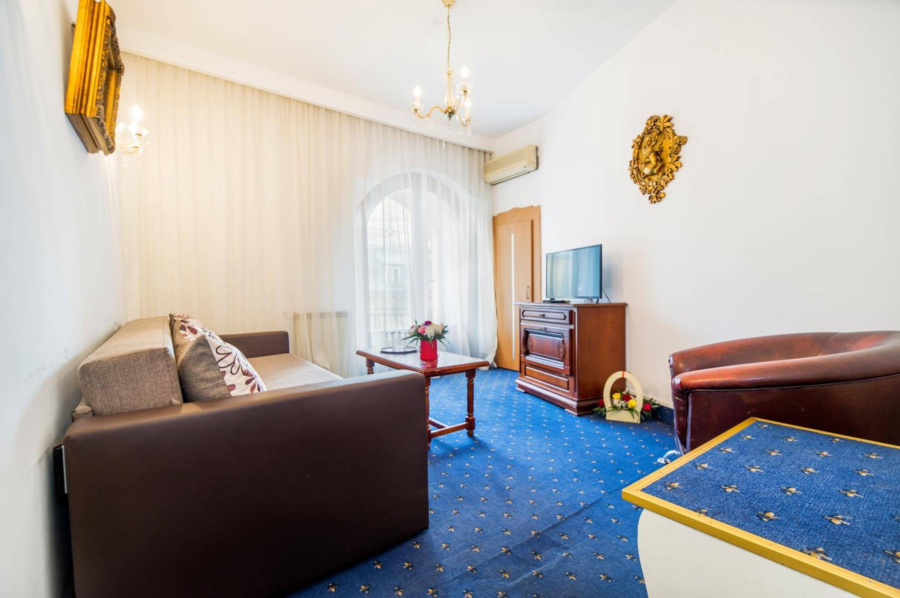 Hotel Carpati Imparatul Romanilor 2