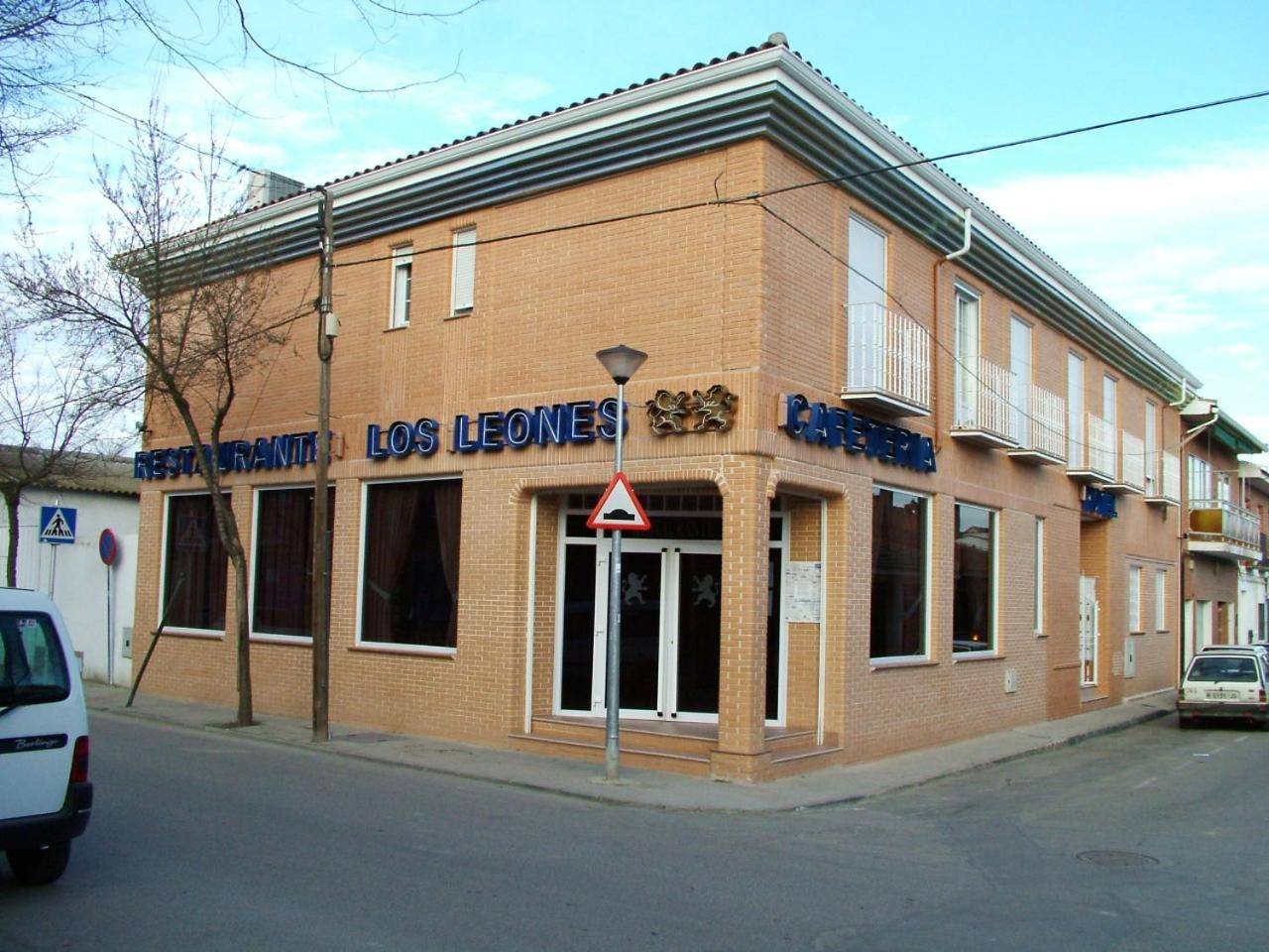 Hotel Los Leones, el más cercano a Warner 1