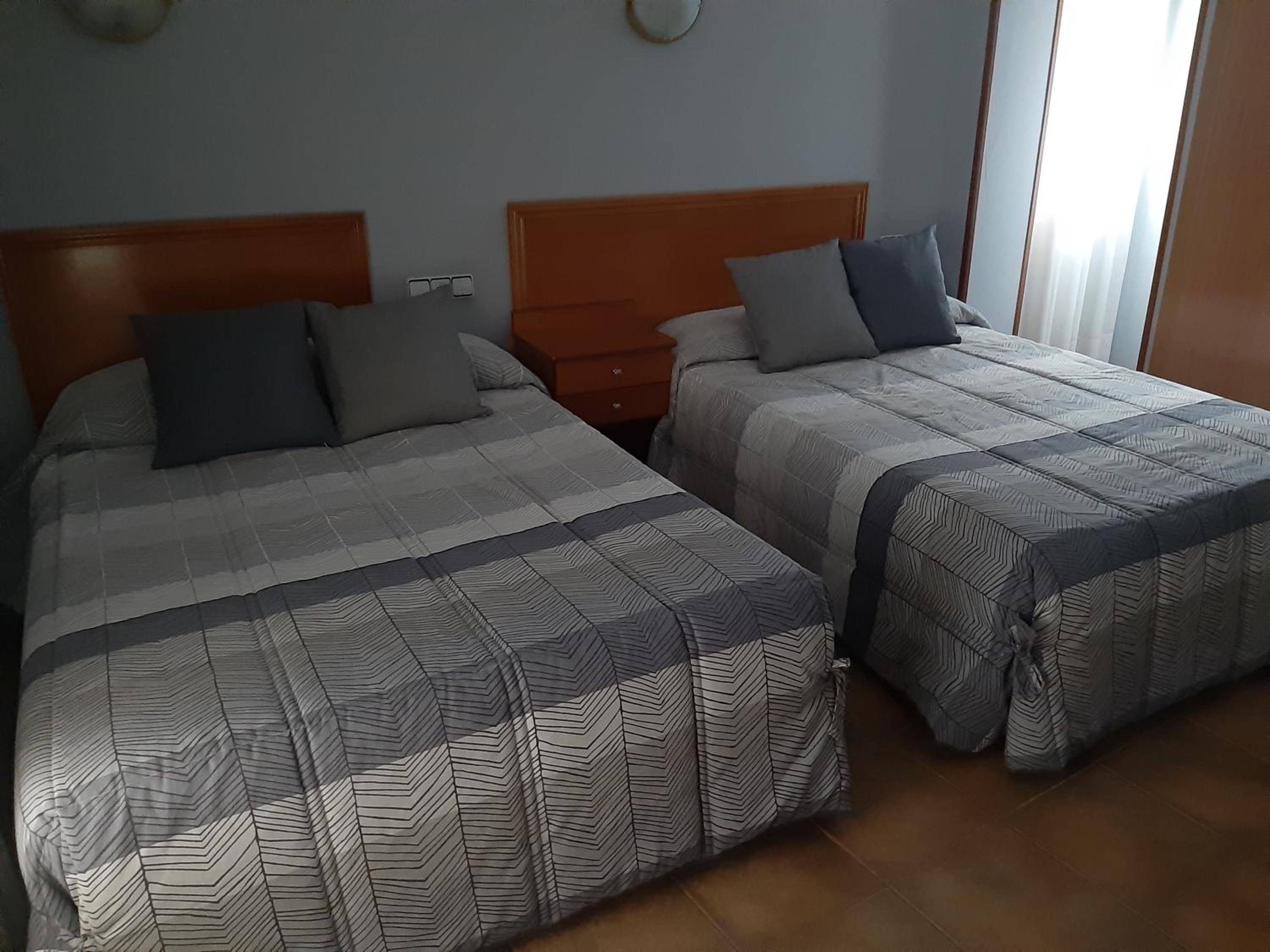 Hotel Los Leones, el más cercano a Warner 2