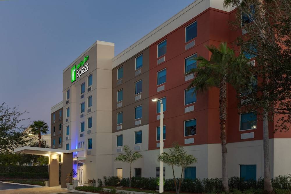 Holiday Inn Express & Suites FT. LAUDERDALE AIRPORT/CRUISE by IHG 1