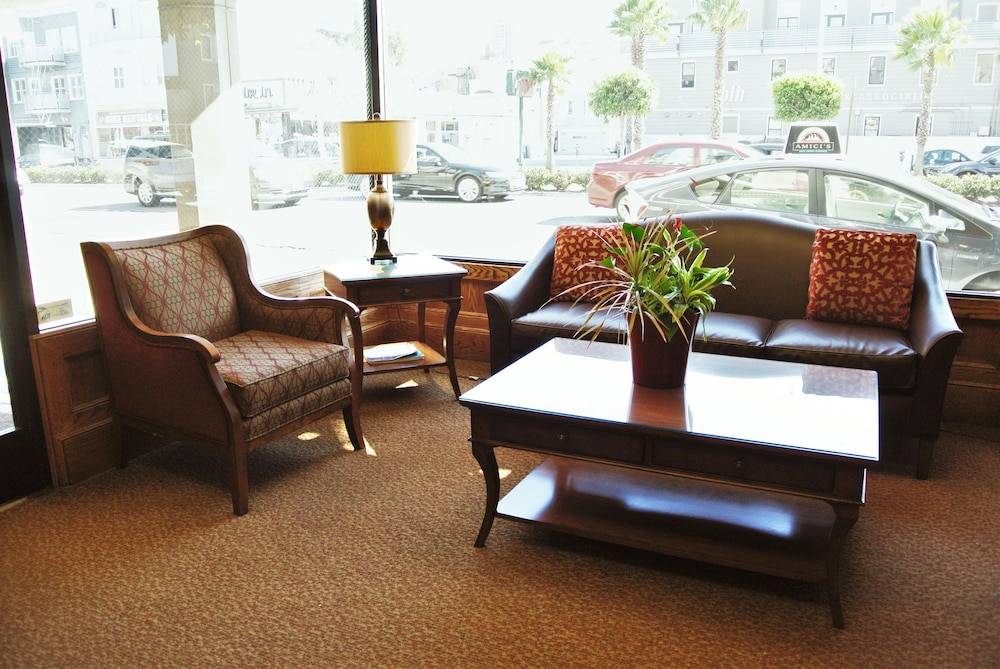 Cow Hollow Inn and Suites 2