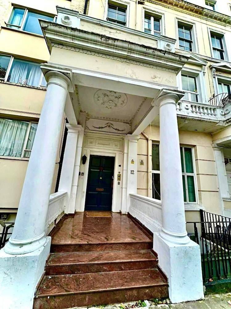 Modern studios Close to Hyde Park 1