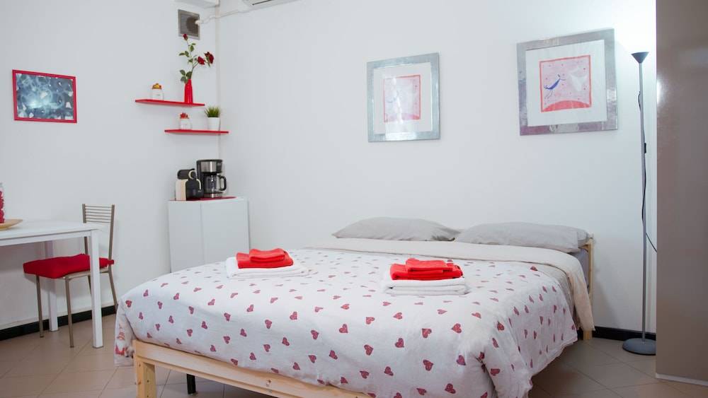 Studio-Sleeps 2-AirCon-Town Centre-Free Parking 2
