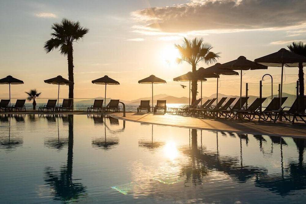 The Aeolos Beach Hotel 1