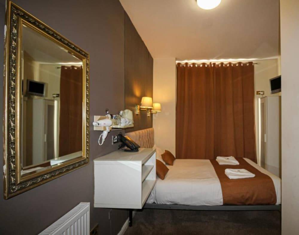 Hyde Park Court Hotel 1