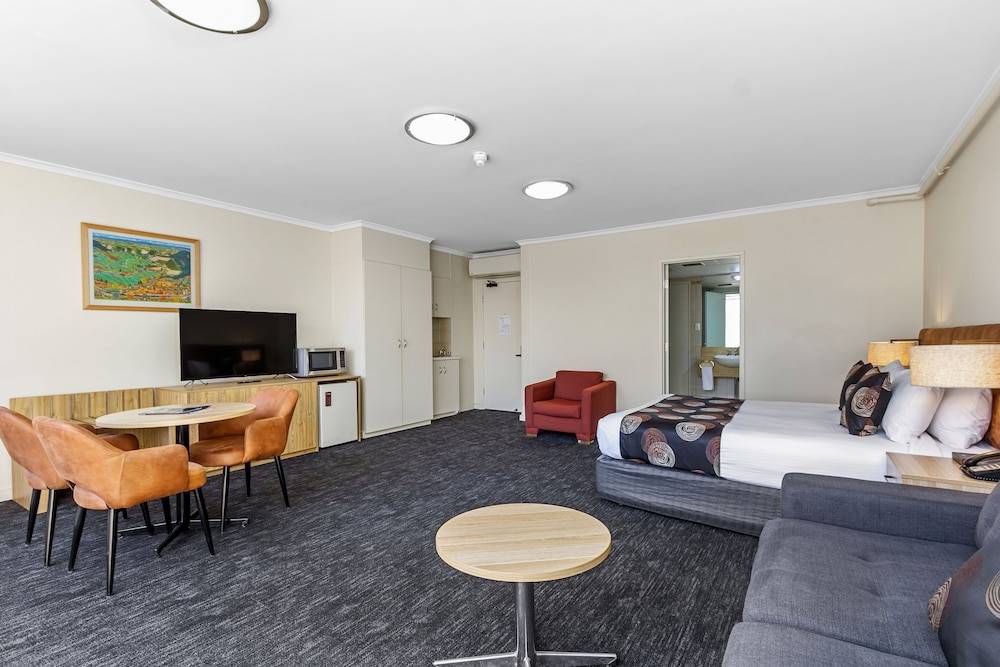 Mantra Meridien Adelaide 2
