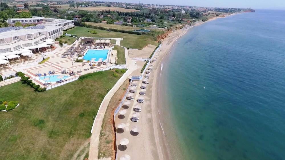 Ramada Plaza by Wyndham Thraki 1