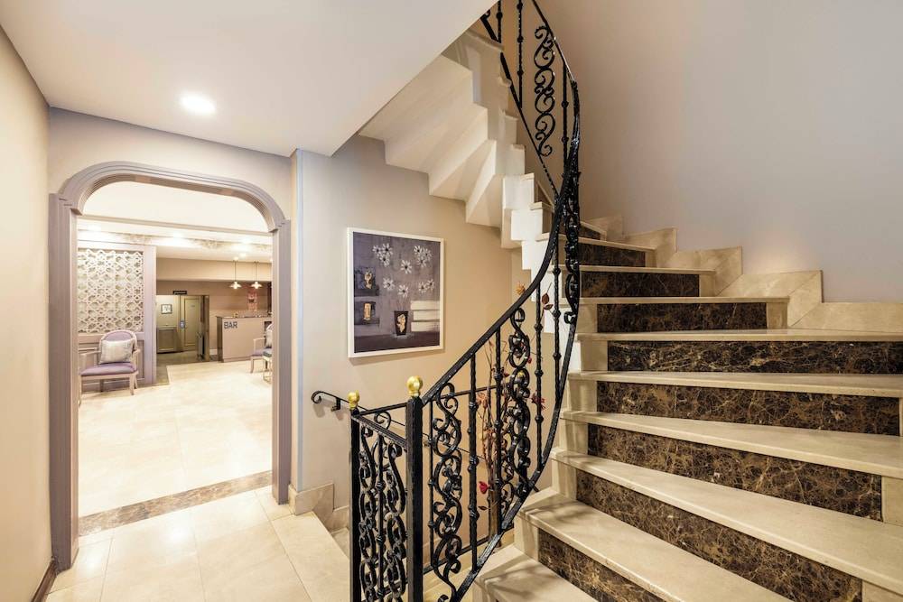 Raymond Hotel Old City 2