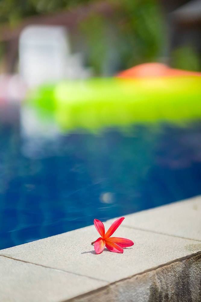 Phi Phi Cozy Seafront Resort 2