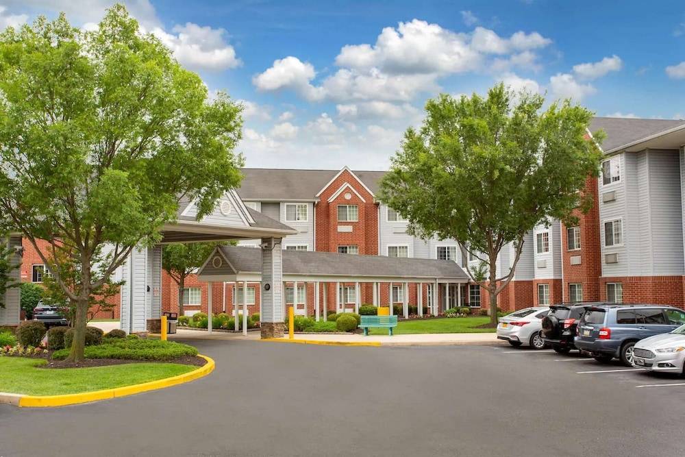 Microtel Inn & Suites by Wyndham Philadelphia Airport 1