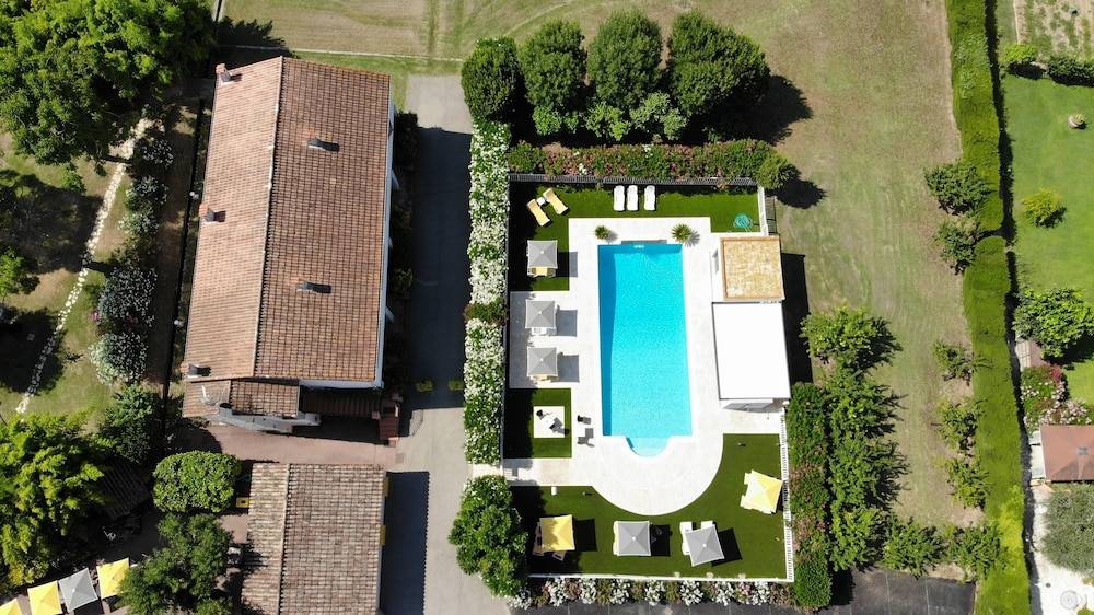 Hotel du Bosquet 1