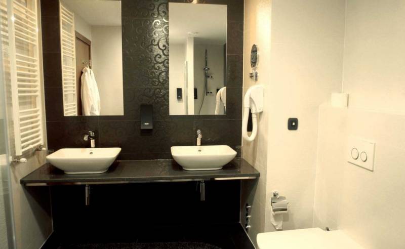 Emerald Hotel 1