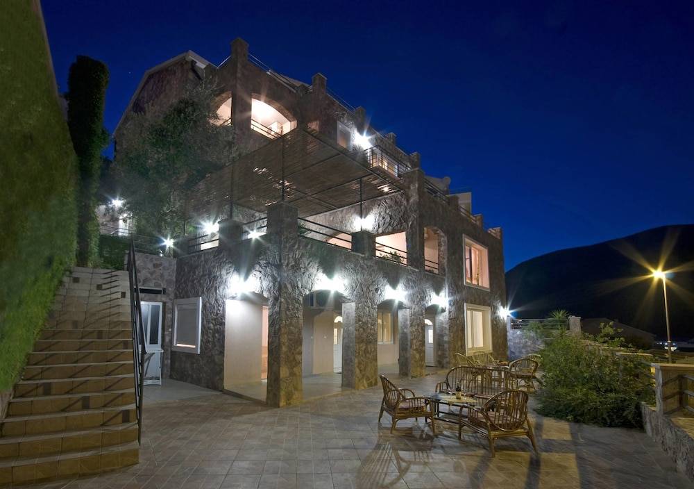 Contessa Apartments 1