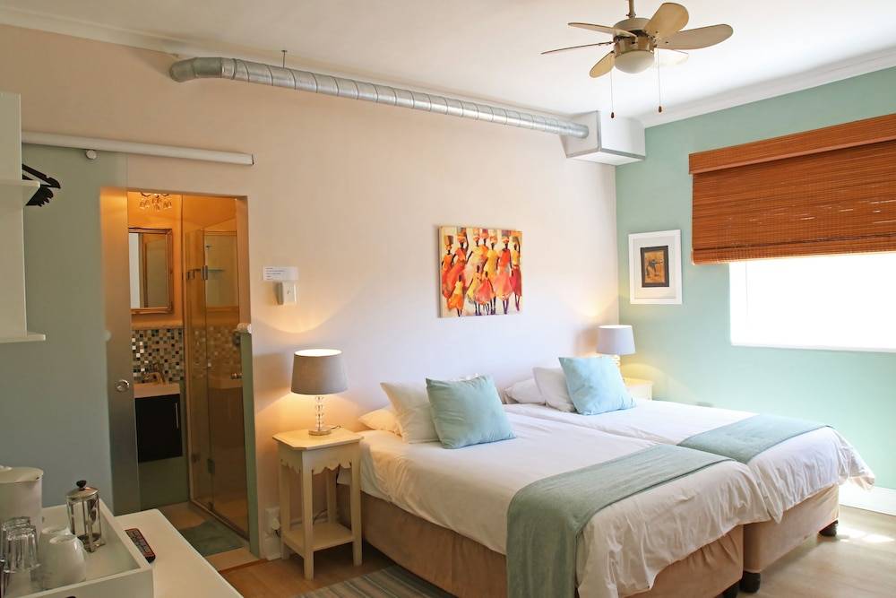 Dolphin Inn Guesthouse 1