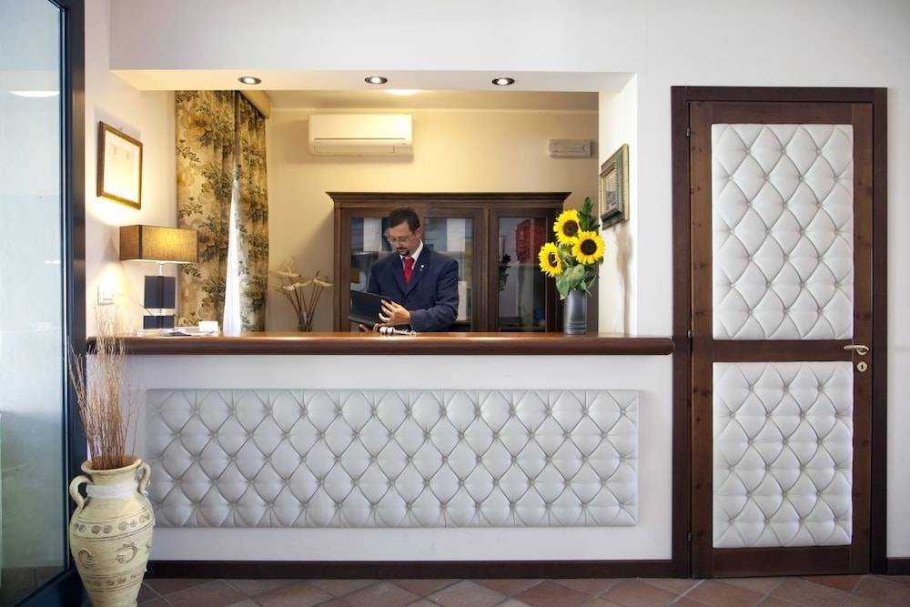 Queen Hotel 2
