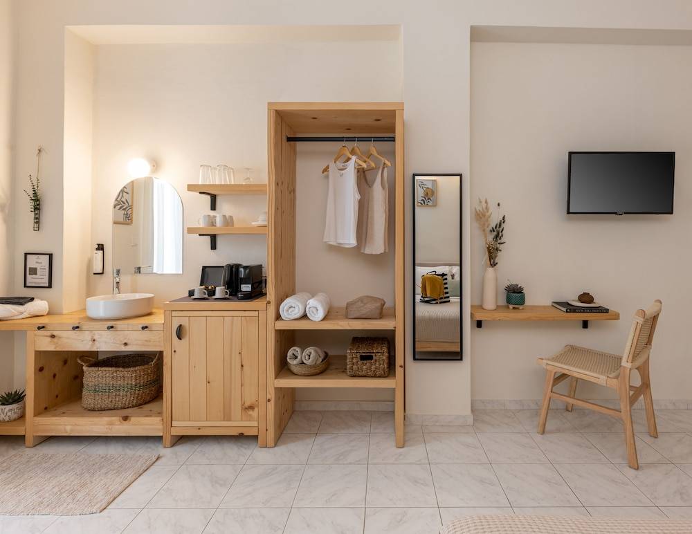 Capella Skiathos, Town 1