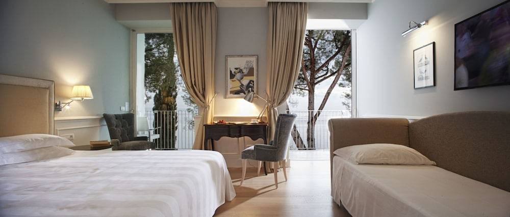 Hotel Riviera & Maximilian's 1