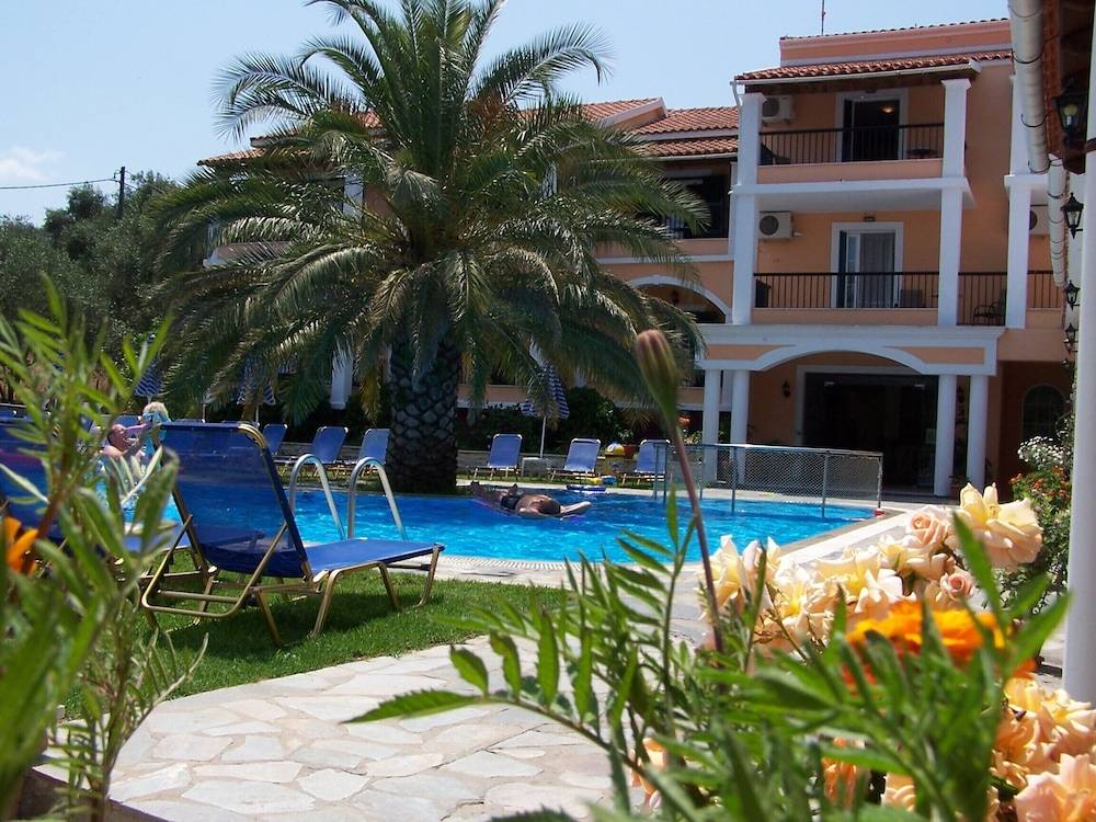 Perros Hotel 1