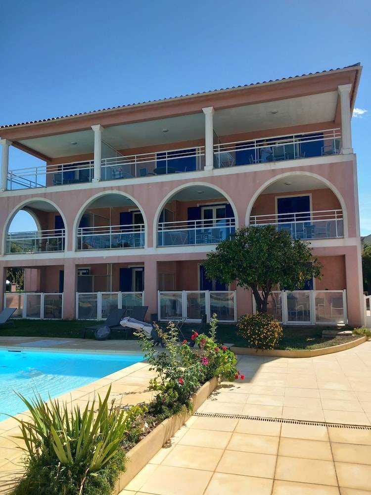 Résidence Villa Romana avec Piscine et Jacuzzi 1