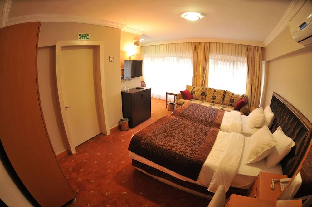 Palace Point Hotel 1