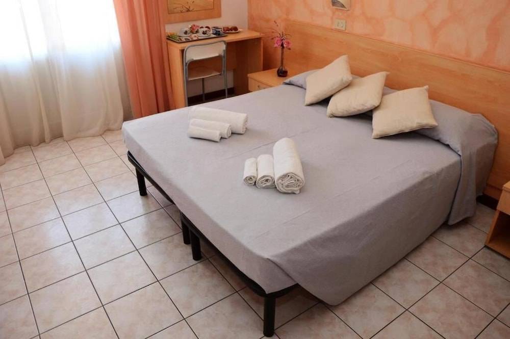 HOTEL JOLANDA 2
