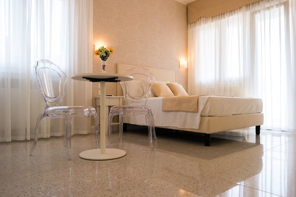 Guest House Train Station Venice - Atika & Atif 1