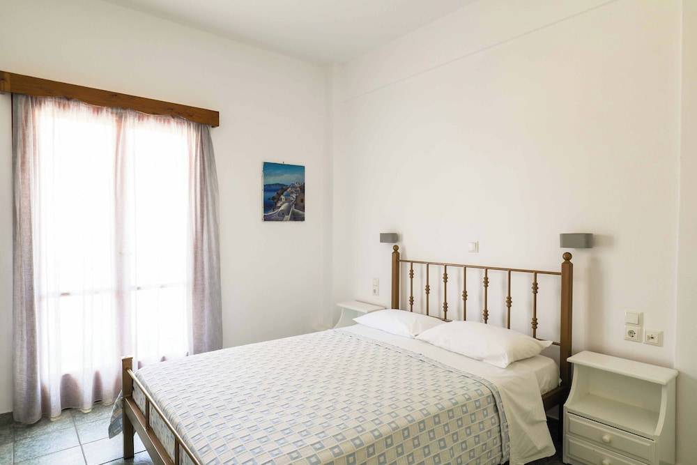 Finikas Santorini 2