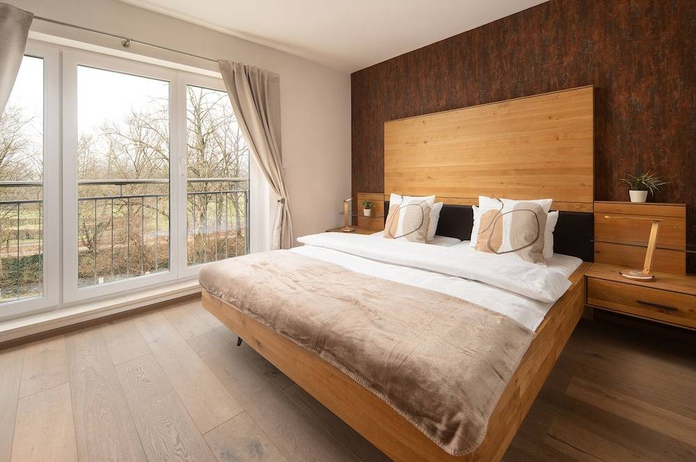 Hotel Vier Jahreszeiten an der Therme & Kliniken Bad Krozingen Nähe Freiburg & Schwarzwald Ideal für Wellness Kur & Business Ausflüge 24h Check In- WLAN & Parken gratis 1