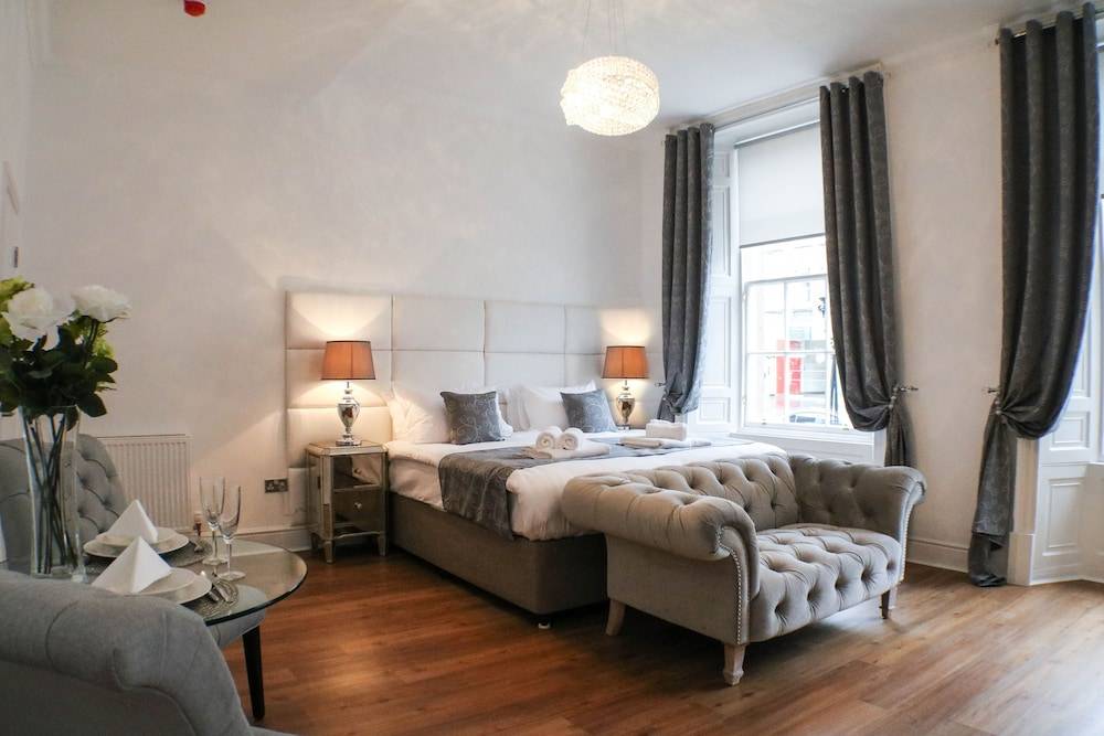 Edinburgh Castle Apartments 1