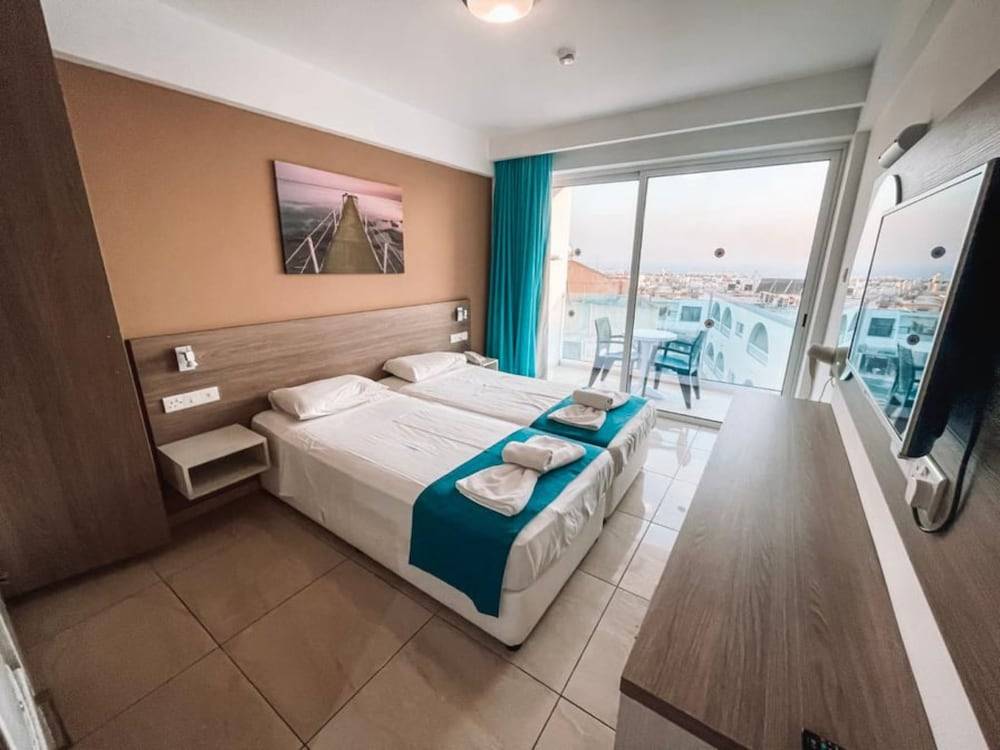 Sunny Blue Hotel 2