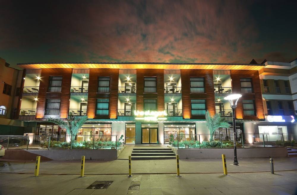 The Elegant Hotel 1