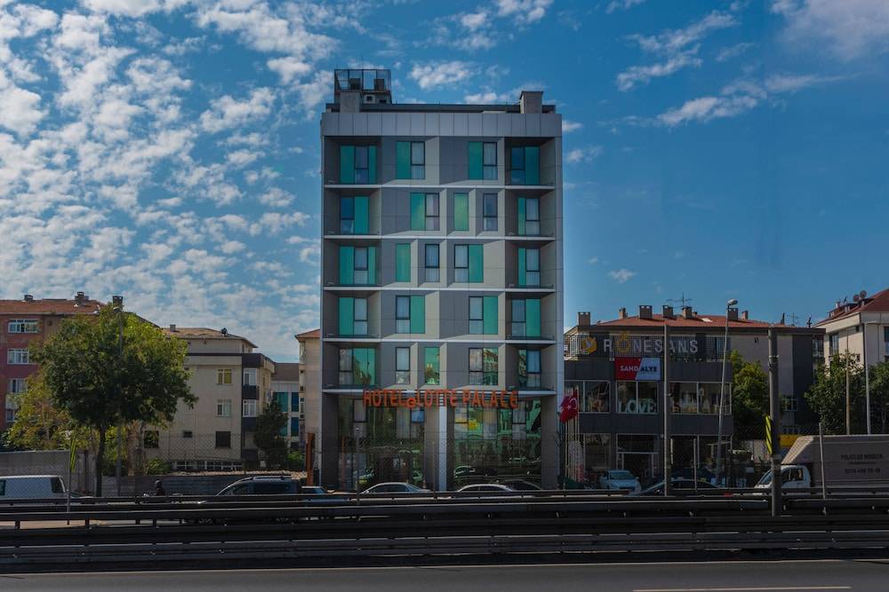 Land Park Hotel 1
