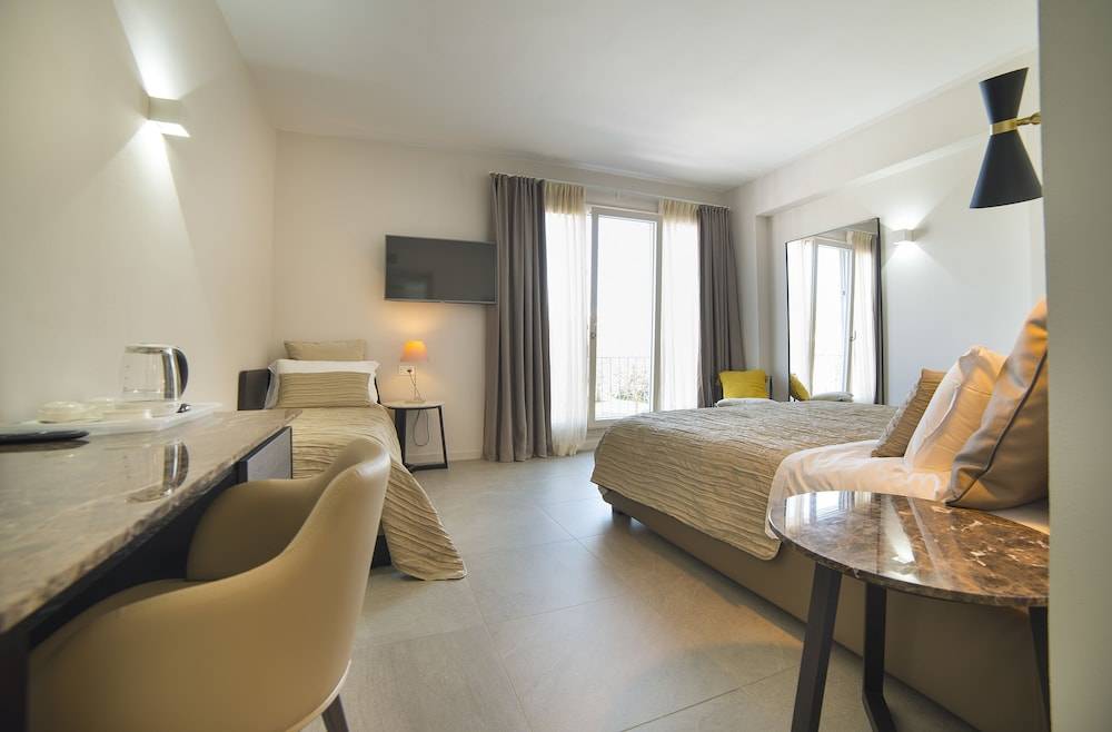 Garda Room 1