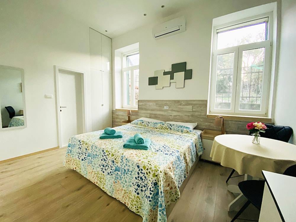 En-suite Rose on Rokova Street 2