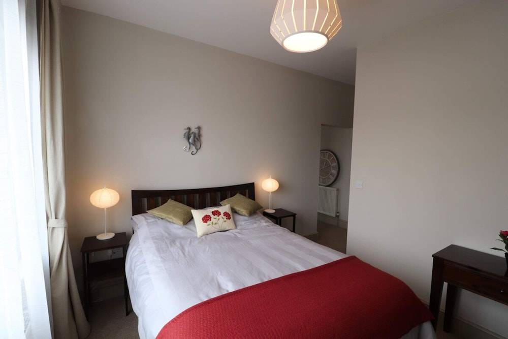 Stylish light-filled 1 Bedroom Flat In Hammersmith 2