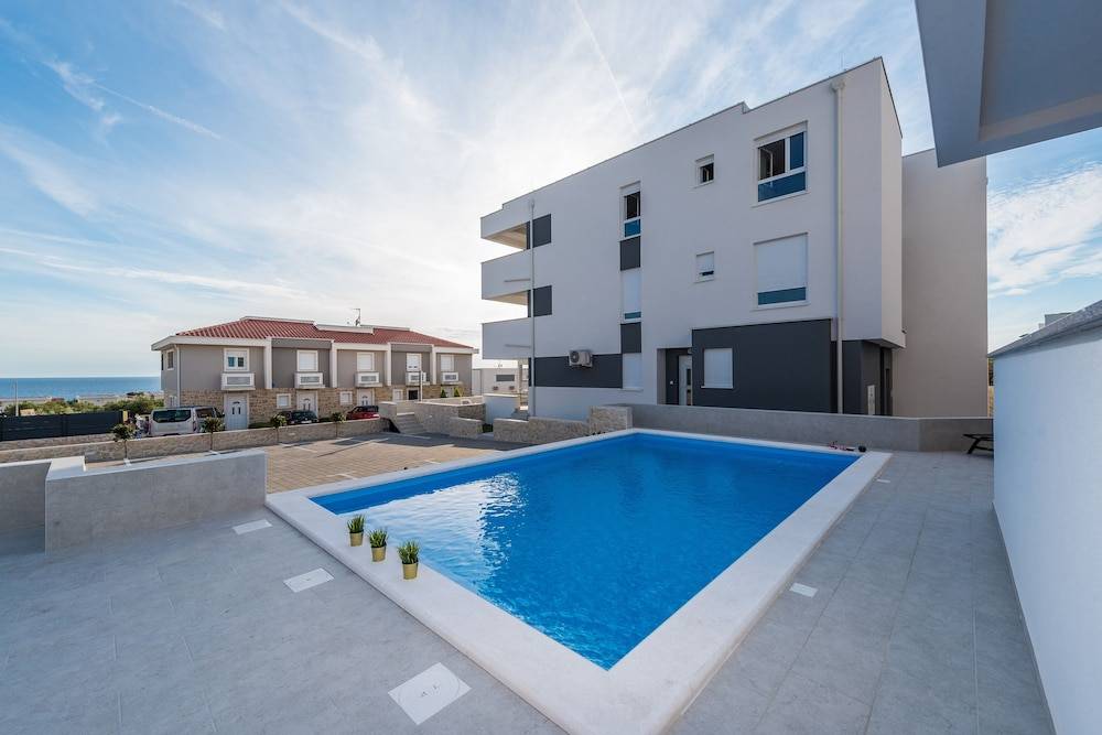 Pool Apartments Banta B 1