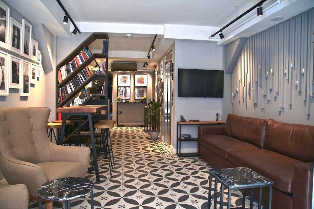 HOTEL BRONTE 2