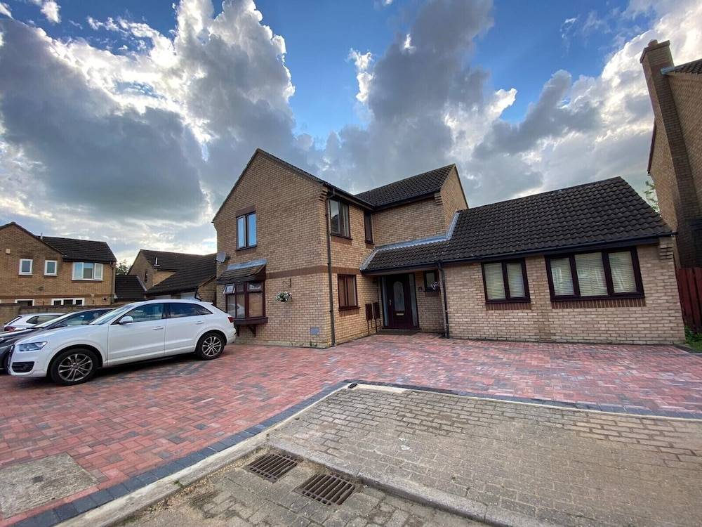 ASHMINA HOLIDAY LET with Free onsite Parking for SMALL VANS and cars only 1