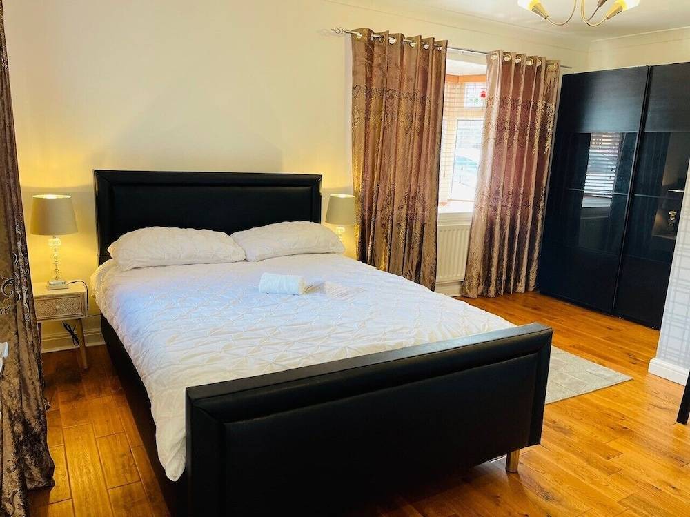 ASHMINA HOLIDAY LET with Free onsite Parking for SMALL VANS and cars only 2
