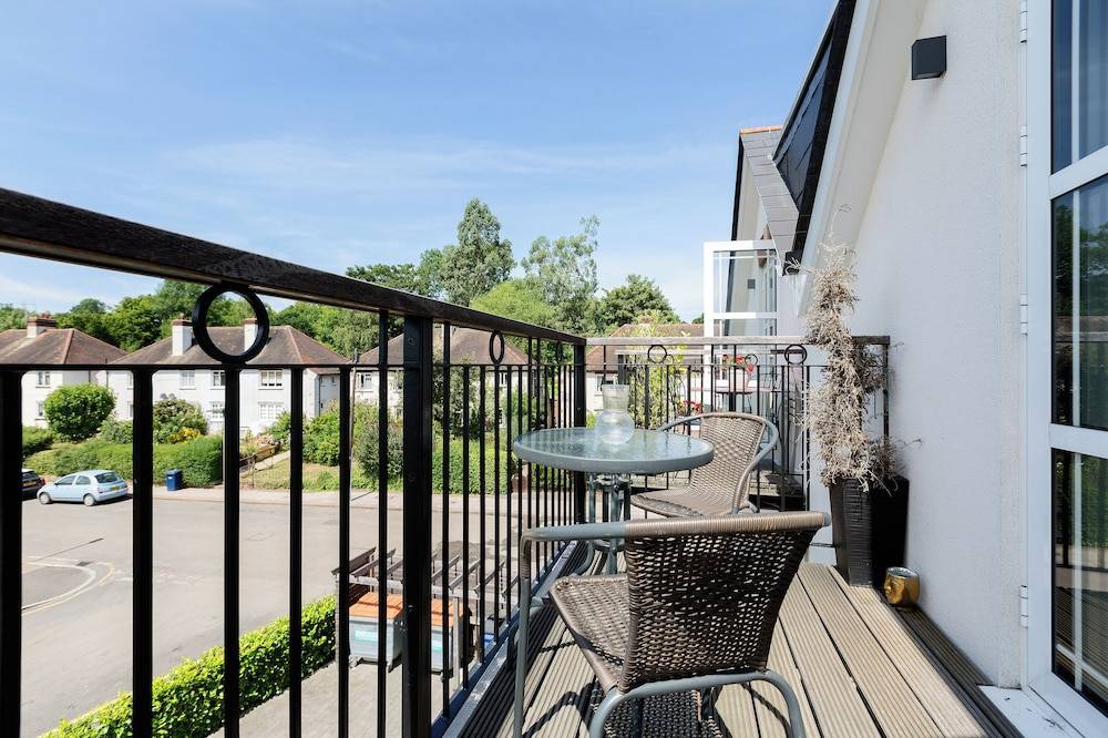 Elegant 2 Bed Flat with Balcony in Finchley 1