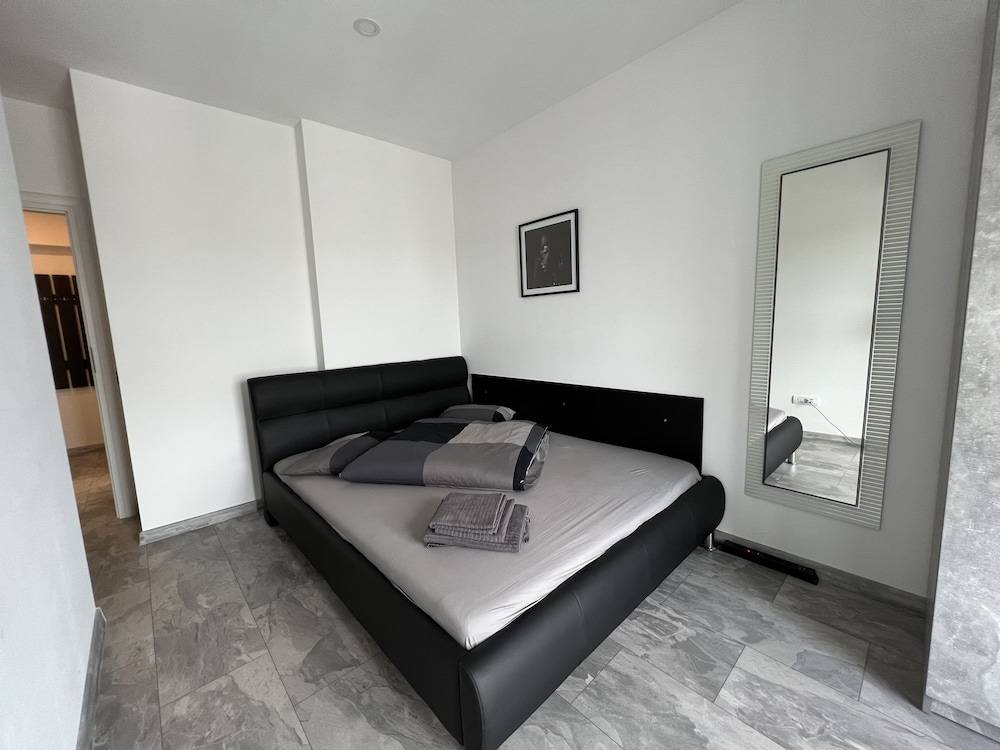 Cozy 2-Room Penthouse Lakeview W14 2