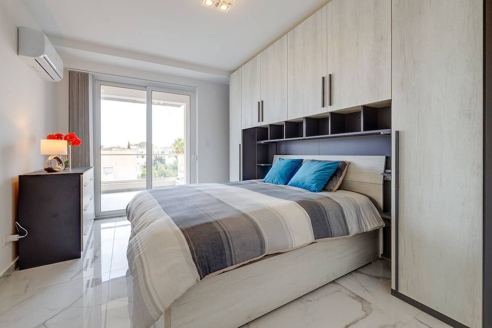 Splendid 2BR Apartment, Steps to St Georges Bay 2