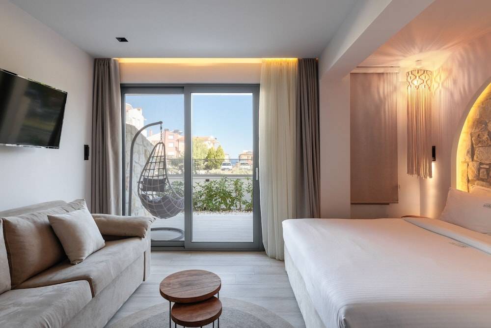 Amalthia Luxury Suites 1