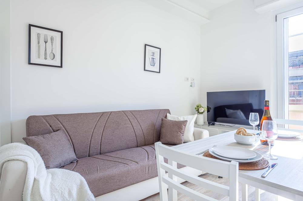 JOIVY Sublime Flat with Balcony 1
