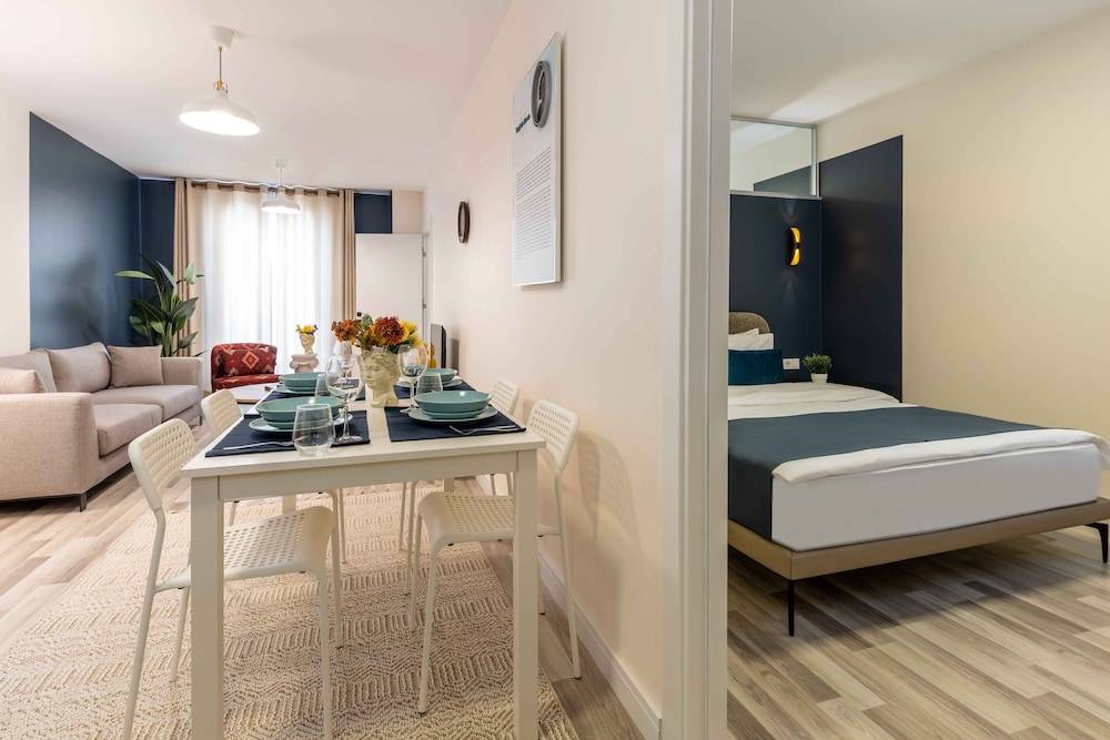 Monnas Suite 2