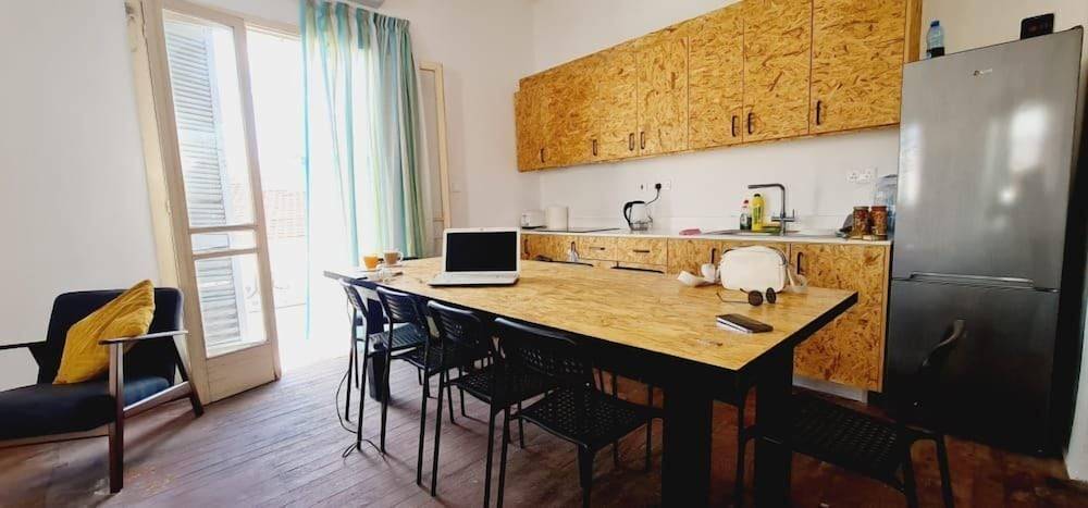 Bee Hostel Paphos 1