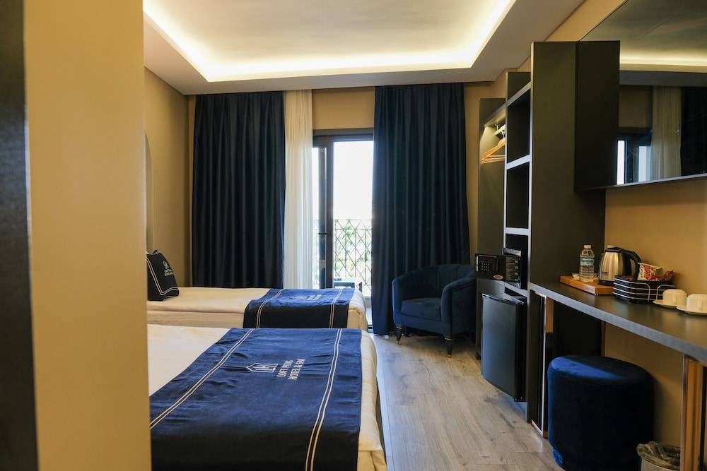 Plus Hotel & Private Transportation İstanbul Airport-By Loft 1