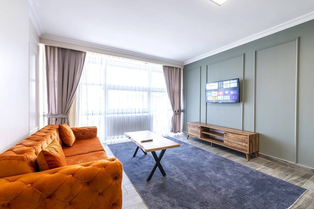 The Royal Luxury Hotel 2