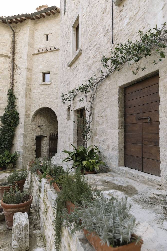Castel Di Luco - Authentic 11th-Century Castle 2