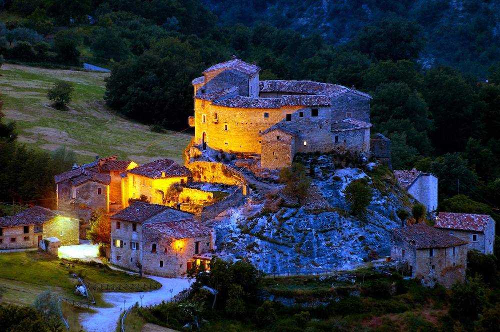 Castel Di Luco - Authentic 11th-Century Castle 1
